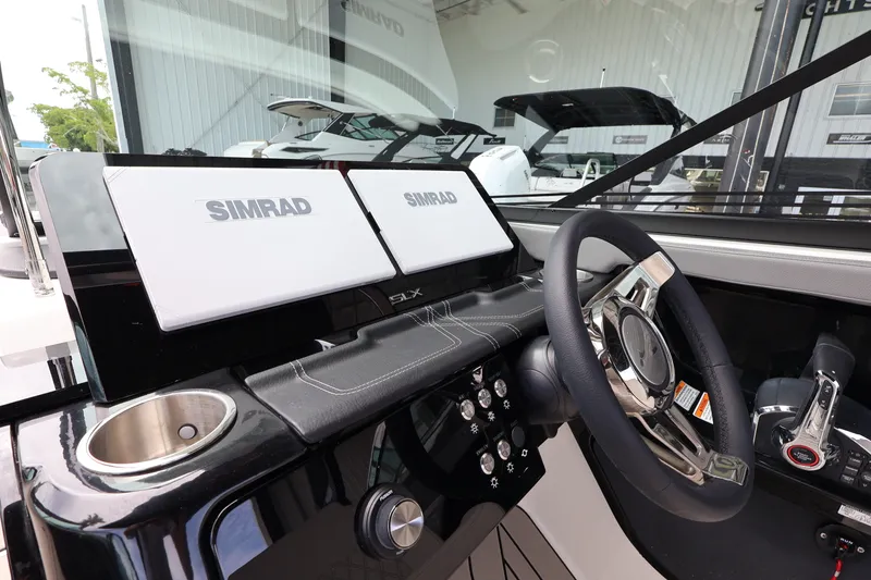 Slide: The Image of Sea Ray SLX 280 Outboard 2027 - 19