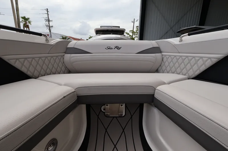 Slide: The Image of Sea Ray SLX 280 Outboard 2027 - 27