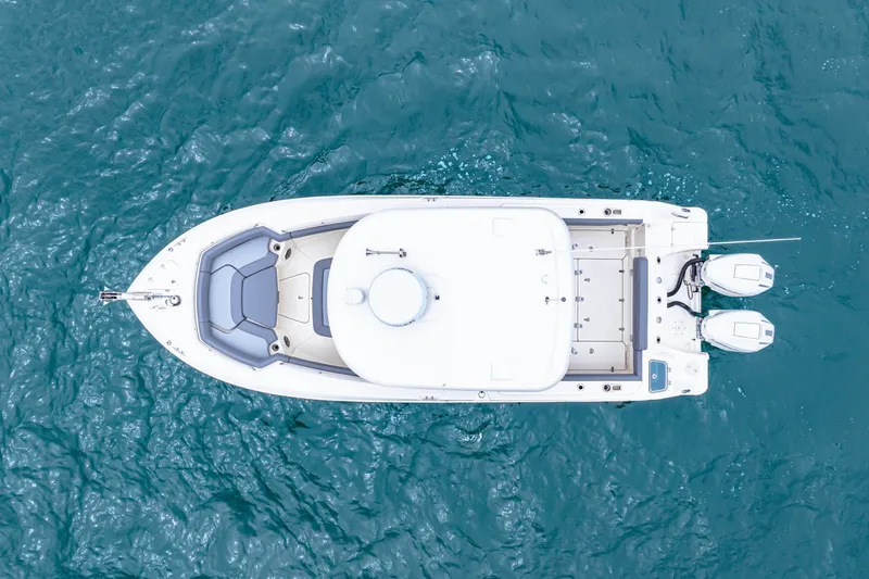 Slide: The Image of Boston Whaler 250 Outrage 2026 - 11