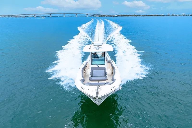 Slide: The Image of Boston Whaler 250 Outrage 2026 - 15