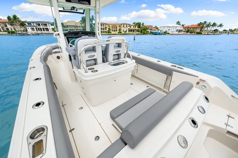 Slide: The Image of Boston Whaler 250 Outrage 2026 - 24