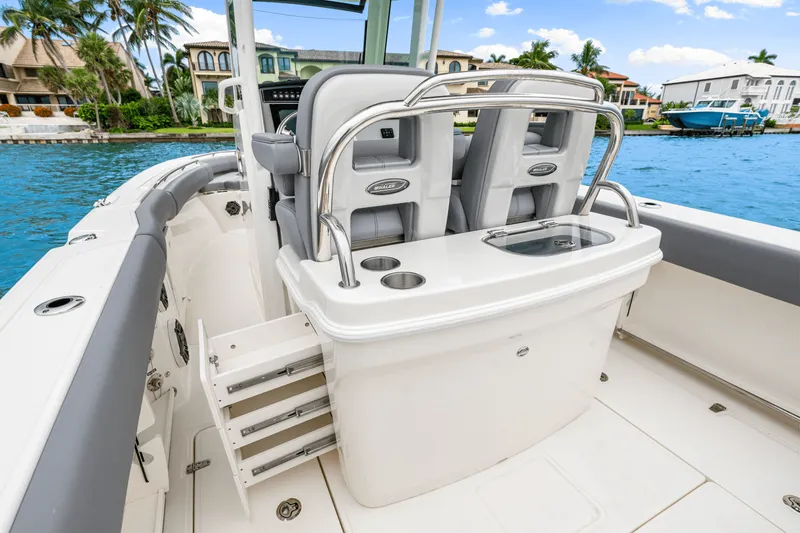 Slide: The Image of Boston Whaler 250 Outrage 2026 - 25