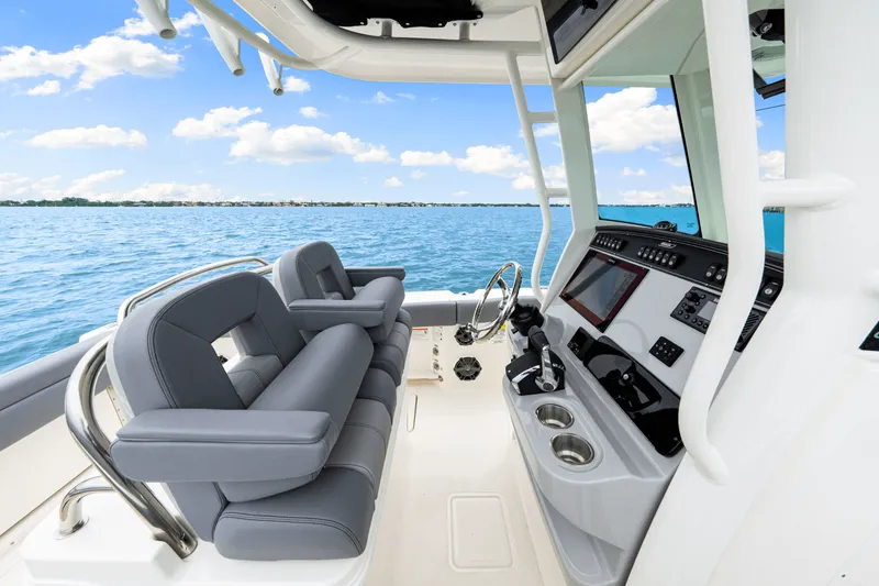 Slide: The Image of Boston Whaler 250 Outrage 2026 - 27