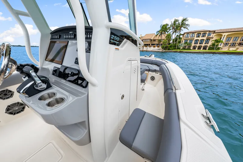 Slide: The Image of Boston Whaler 250 Outrage 2026 - 30