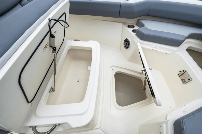 Slide: The Image of Boston Whaler 250 Outrage 2026 - 37