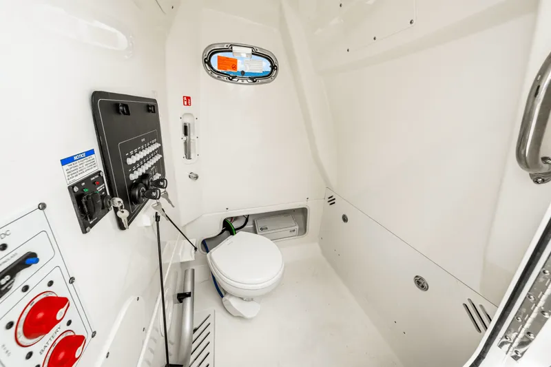 Slide: The Image of Boston Whaler 250 Outrage 2026 - 38