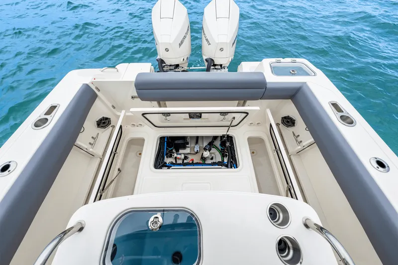 Slide: The Image of Boston Whaler 250 Outrage 2026 - 40