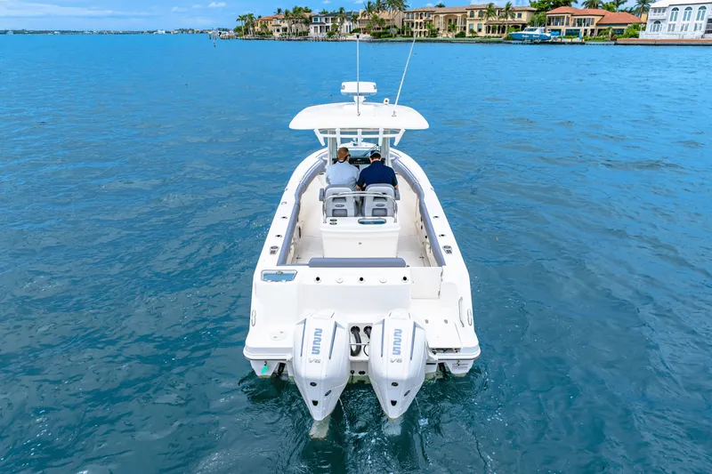 Slide: The Image of Boston Whaler 250 Outrage 2026 - 9