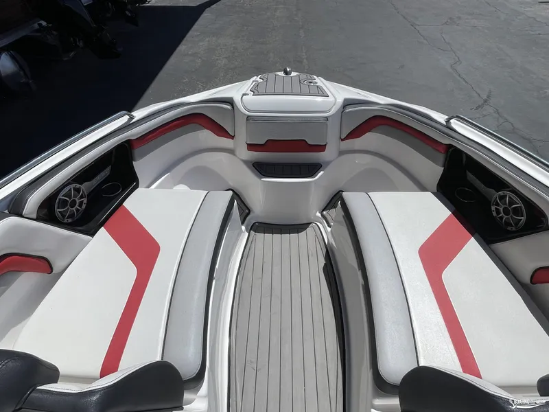 Slide: The Image of 2018 Yamaha Boats 242 X E Series bow seating area with red and white upholstery. - 11