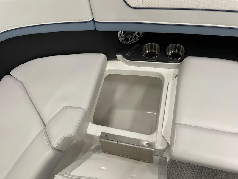 Slide: The Image of Formula 350 Crossover Bowrider 2022 - 50