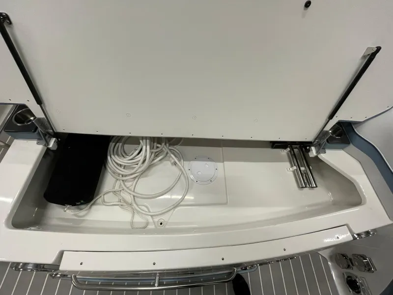 Slide: The Image of Formula 350 Crossover Bowrider 2022 - 54