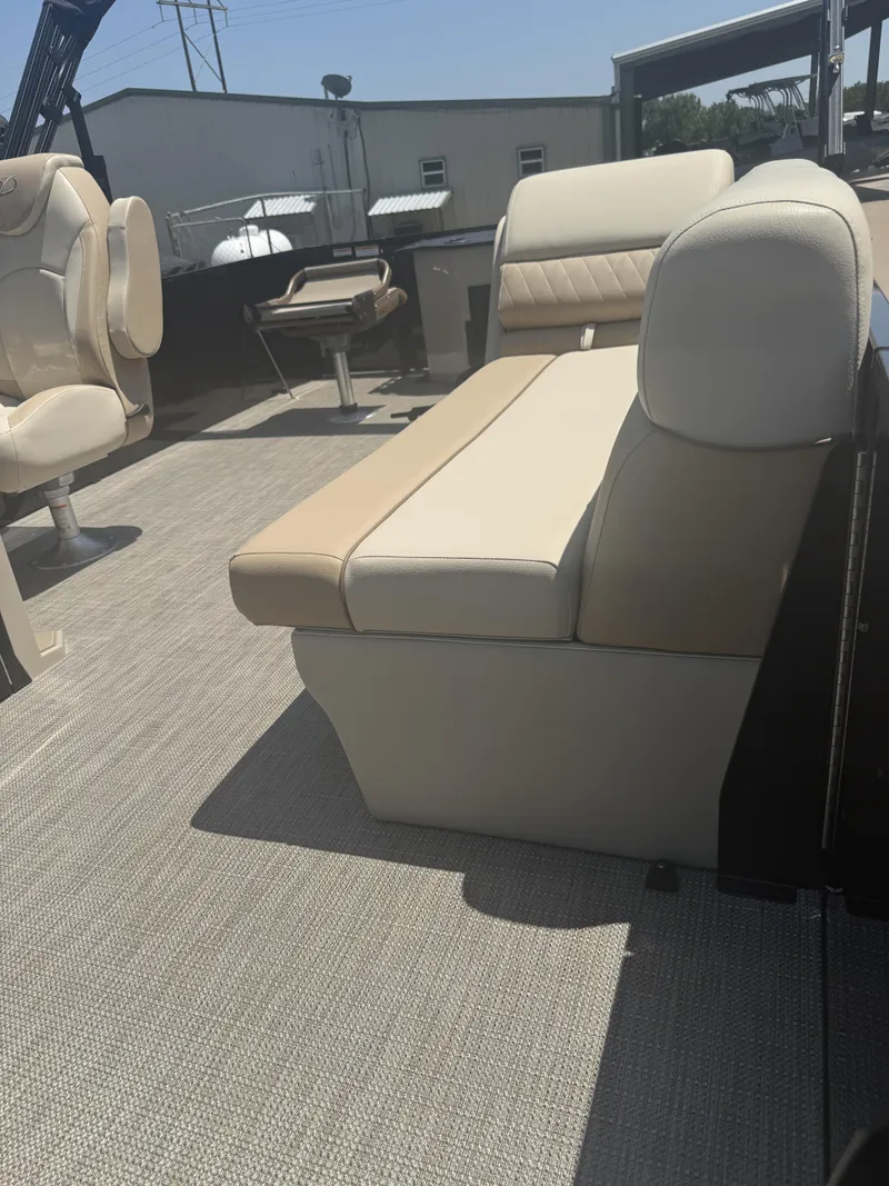 Slide: The Image of Veranda VISTA 20 F 4 2027 - 2