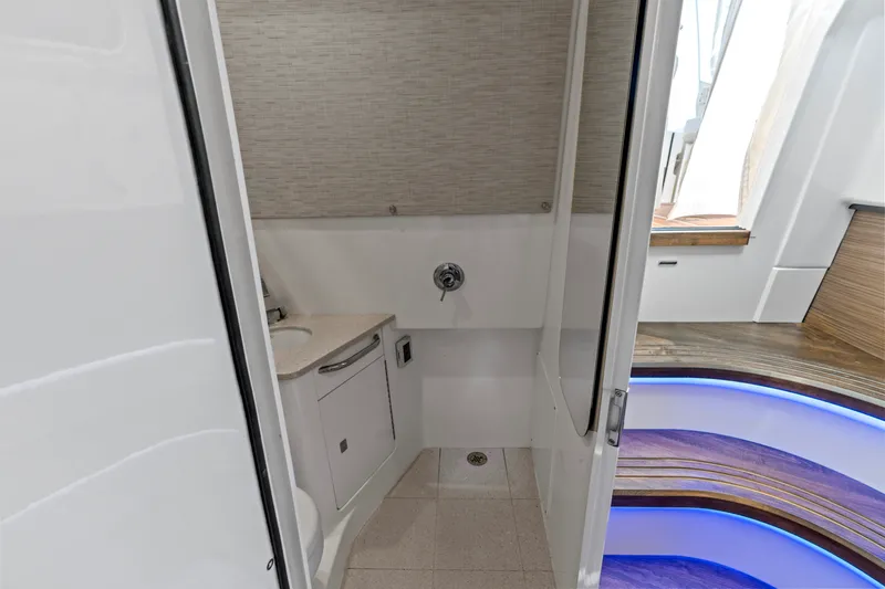 Slide: The Image of Boston Whaler 420 Outrage 2021 - 32