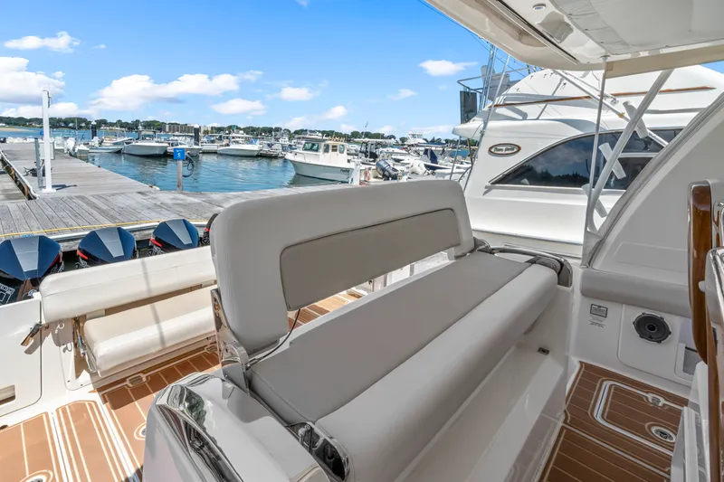 Slide: The Image of Boston Whaler 420 Outrage 2021 - 13