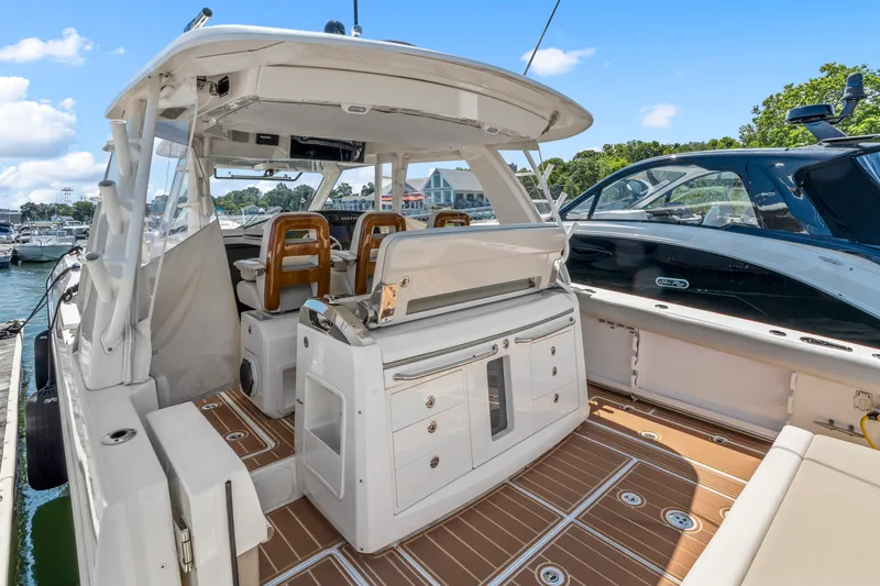 Slide: The Image of Boston Whaler 420 Outrage 2021 - 5