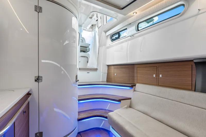 Slide: The Image of Boston Whaler 420 Outrage 2021 - 34