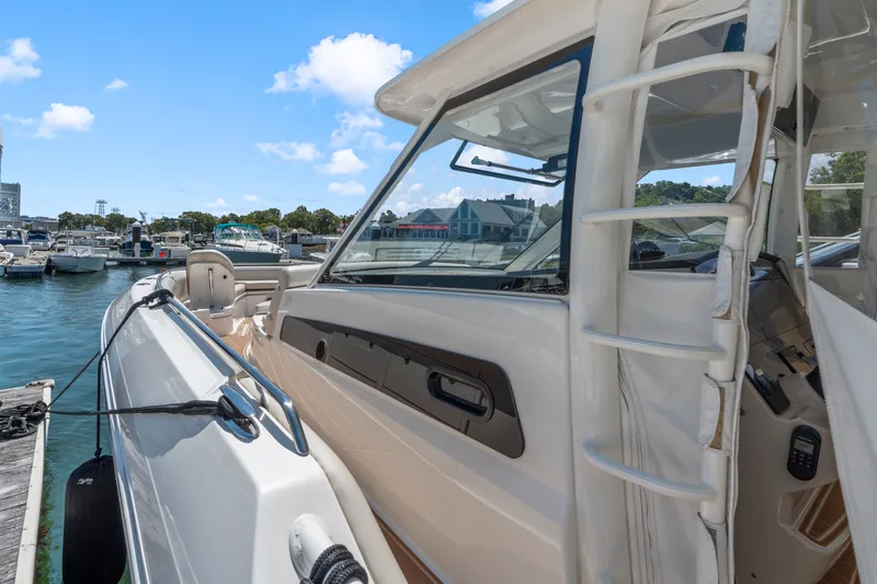Slide: The Image of Boston Whaler 420 Outrage 2021 - 35