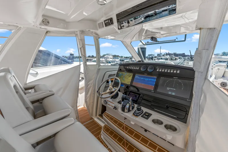 Slide: The Image of Boston Whaler 420 Outrage 2021 - 19
