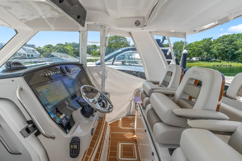 Slide: The Image of Boston Whaler 420 Outrage 2021 - 16