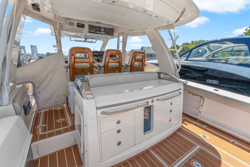 Slide: The Image of Boston Whaler 420 Outrage 2021 - 9