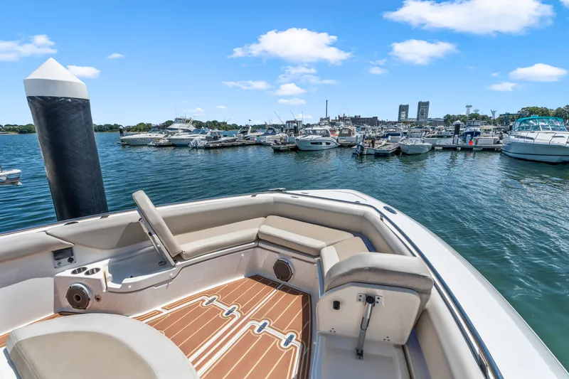 Slide: The Image of Boston Whaler 420 Outrage 2021 - 38