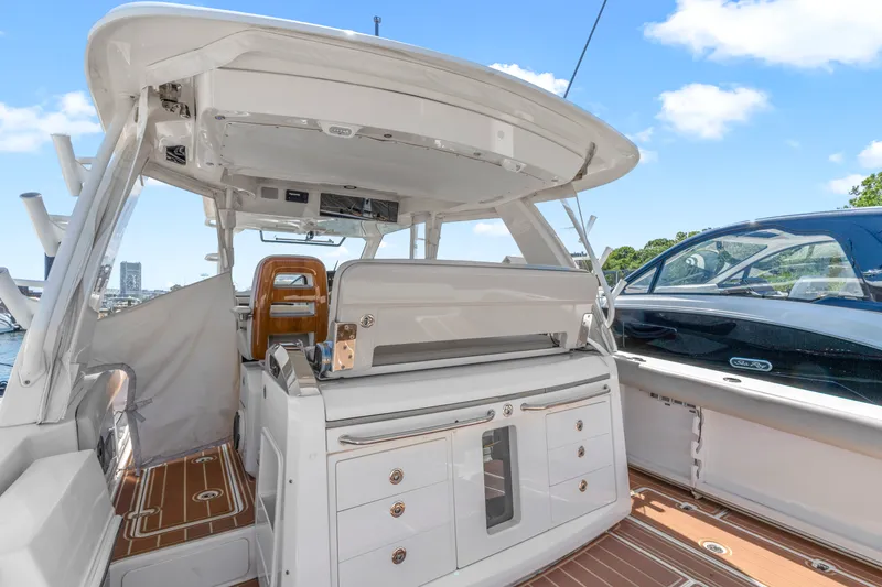 Slide: The Image of Boston Whaler 420 Outrage 2021 - 12