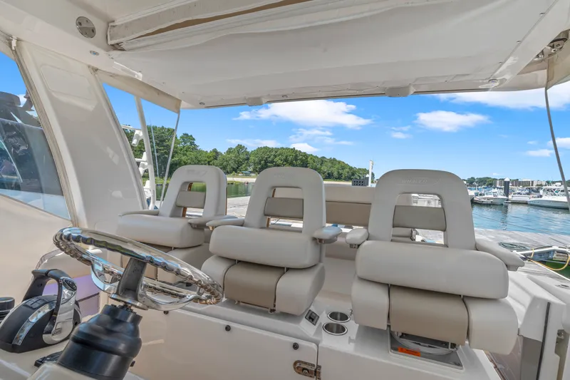Slide: The Image of Boston Whaler 420 Outrage 2021 - 17
