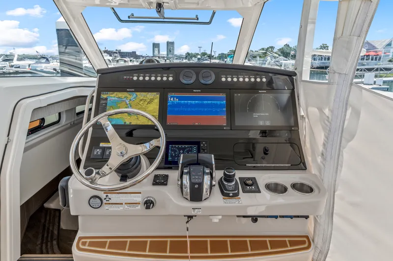 Slide: The Image of Boston Whaler 420 Outrage 2021 - 20
