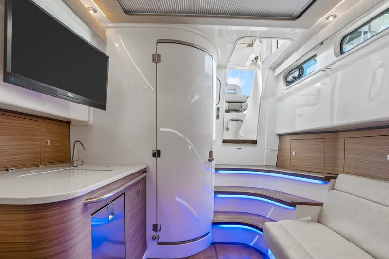 Slide: The Image of Boston Whaler 420 Outrage 2021 - 33