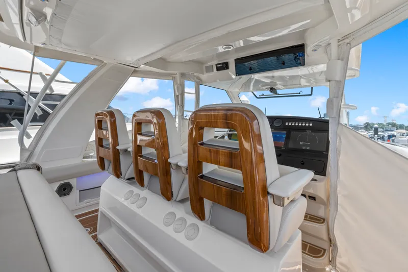 Slide: The Image of Boston Whaler 420 Outrage 2021 - 14
