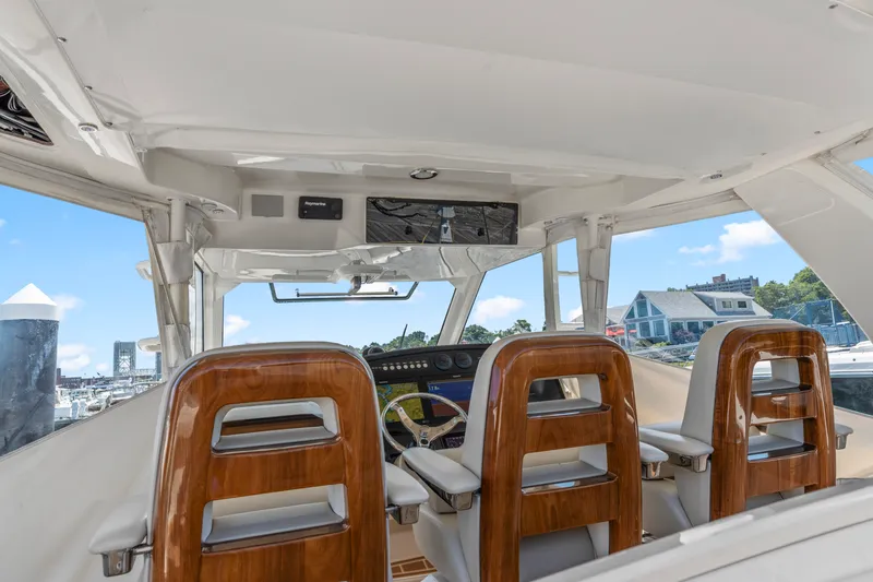 Slide: The Image of Boston Whaler 420 Outrage 2021 - 15
