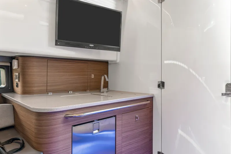 Slide: The Image of Boston Whaler 420 Outrage 2021 - 28