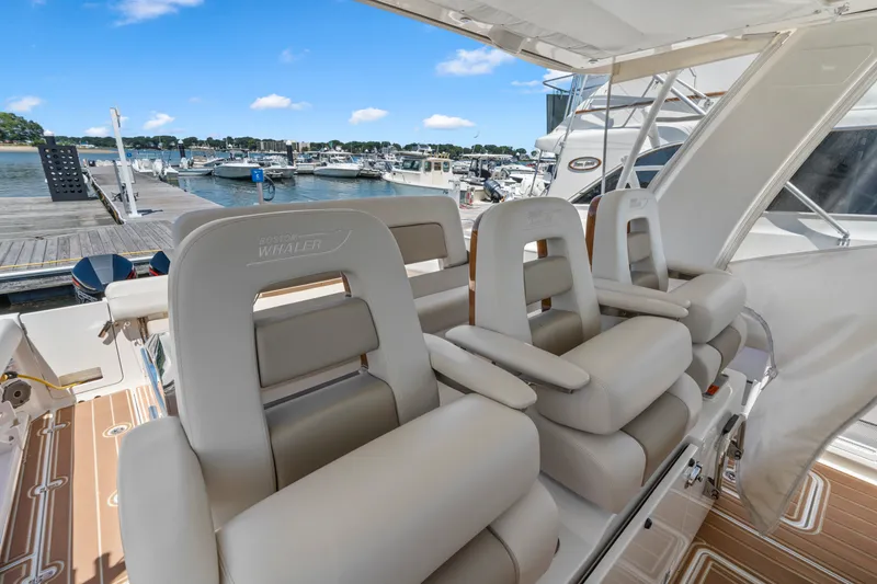 Slide: The Image of Boston Whaler 420 Outrage 2021 - 18