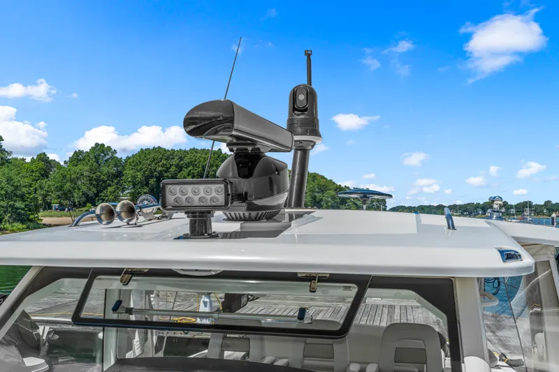 Slide: The Image of Boston Whaler 420 Outrage 2021 - 43