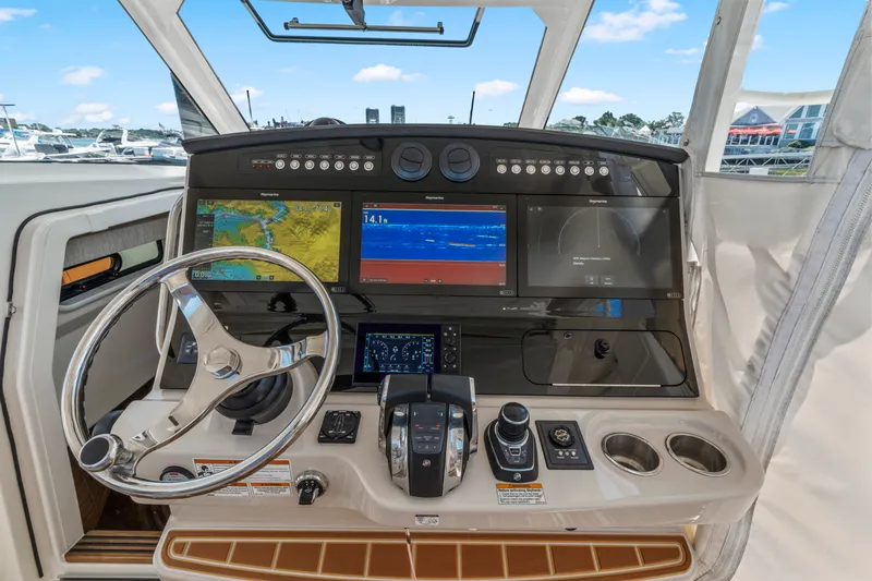 Slide: The Image of Boston Whaler 420 Outrage 2021 - 22