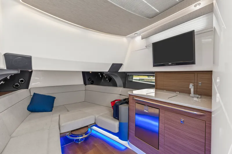 Slide: The Image of Boston Whaler 420 Outrage 2021 - 27
