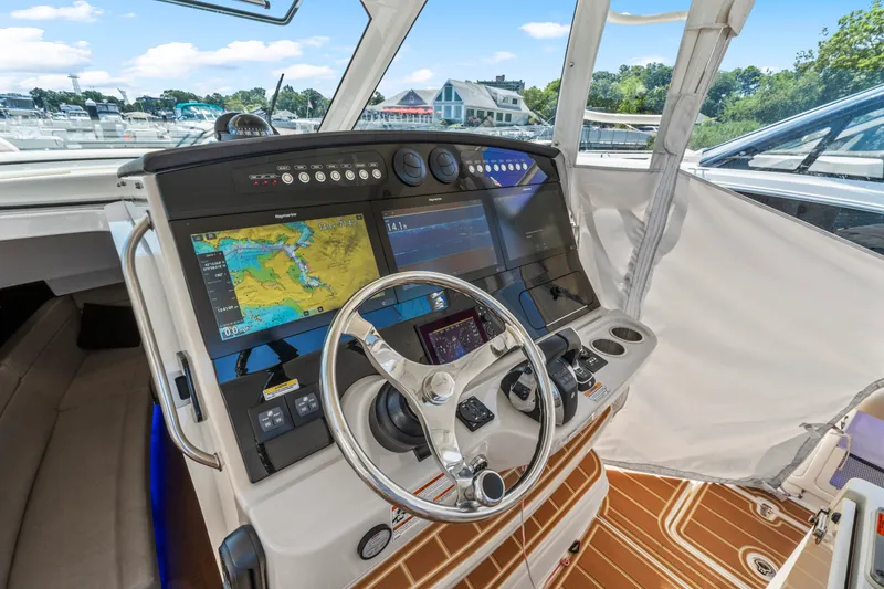 Slide: The Image of Boston Whaler 420 Outrage 2021 - 21