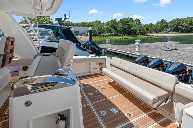 Slide: The Image of Boston Whaler 420 Outrage 2021 - 6