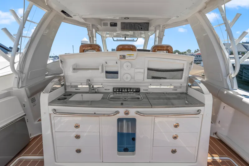 Slide: The Image of Boston Whaler 420 Outrage 2021 - 10