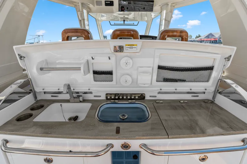 Slide: The Image of Boston Whaler 420 Outrage 2021 - 11
