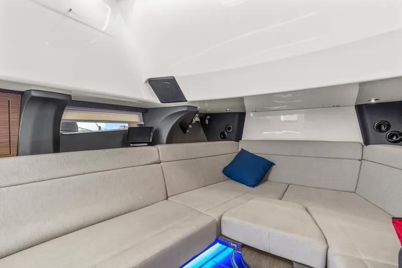Slide: The Image of Boston Whaler 420 Outrage 2021 - 26