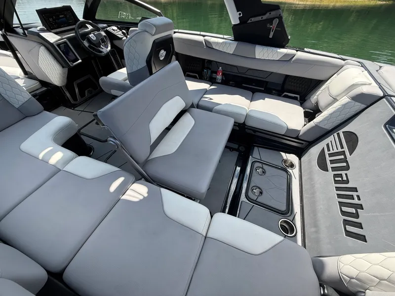 Slide: The Image of Malibu M220 2022 - 32