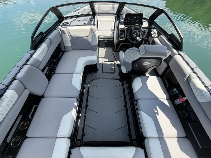 Slide: The Image of Malibu M220 2022 - 25