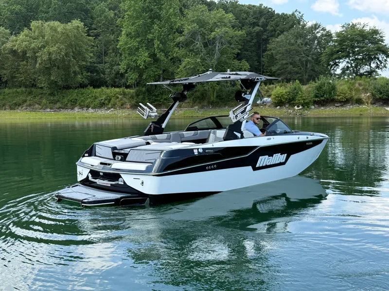 Slide: The Image of Malibu M220 2022 - 17