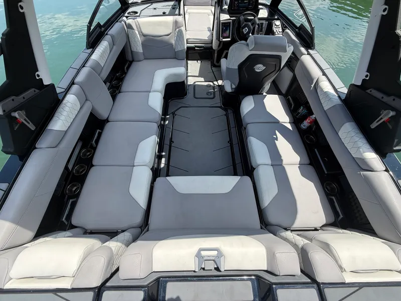 Slide: The Image of Malibu M220 2022 - 24