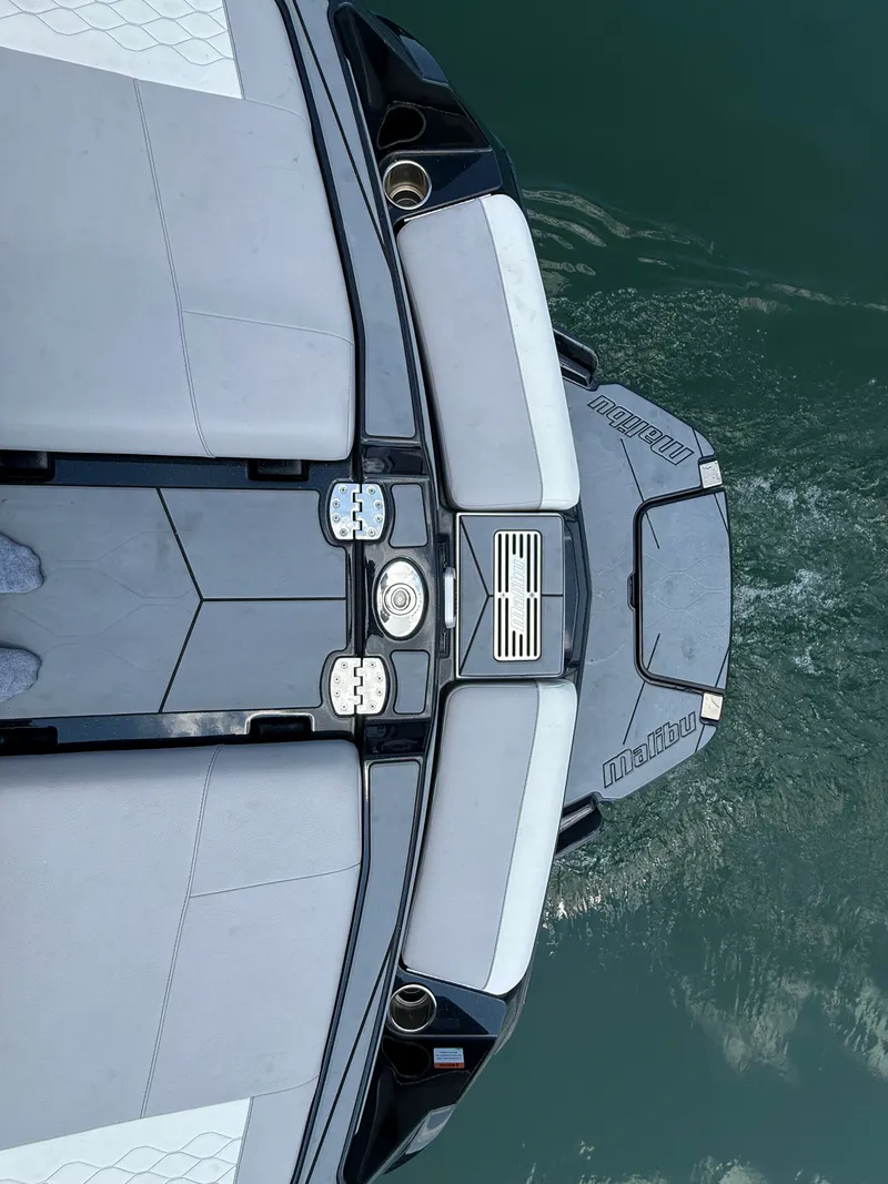 Slide: The Image of Malibu M220 2022 - 19