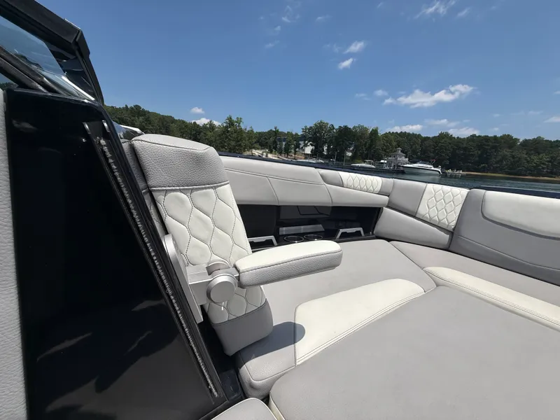 Slide: The Image of Malibu M220 2022 - 45