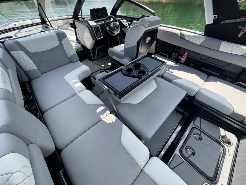 Slide: The Image of Malibu M220 2022 - 33