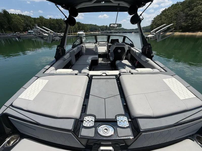 Slide: The Image of Malibu M220 2022 - 22