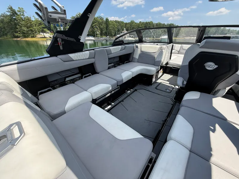 Slide: The Image of Malibu M220 2022 - 26